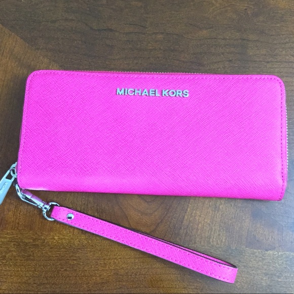 Michael Kors Handbags - NWOT🌺Hot Pink MK Wallet/Wristlet🌺